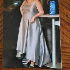 Sleeveless hi/low formal dress